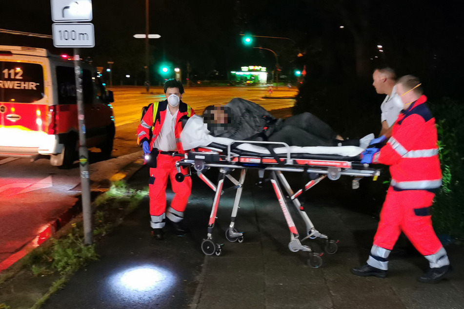 Der Mann wurde von Rettungskräften ins Krankenhaus gebracht.