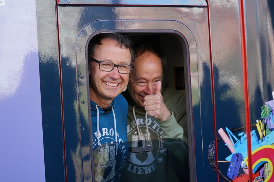 "Miniatur Wunderland"-Gründer Gerrit (r.) und Frederik Braun (beide 58) bei der Einfahrt "ihrer" S-Bahn am Dienstag im Bahnhof Berliner Tor.