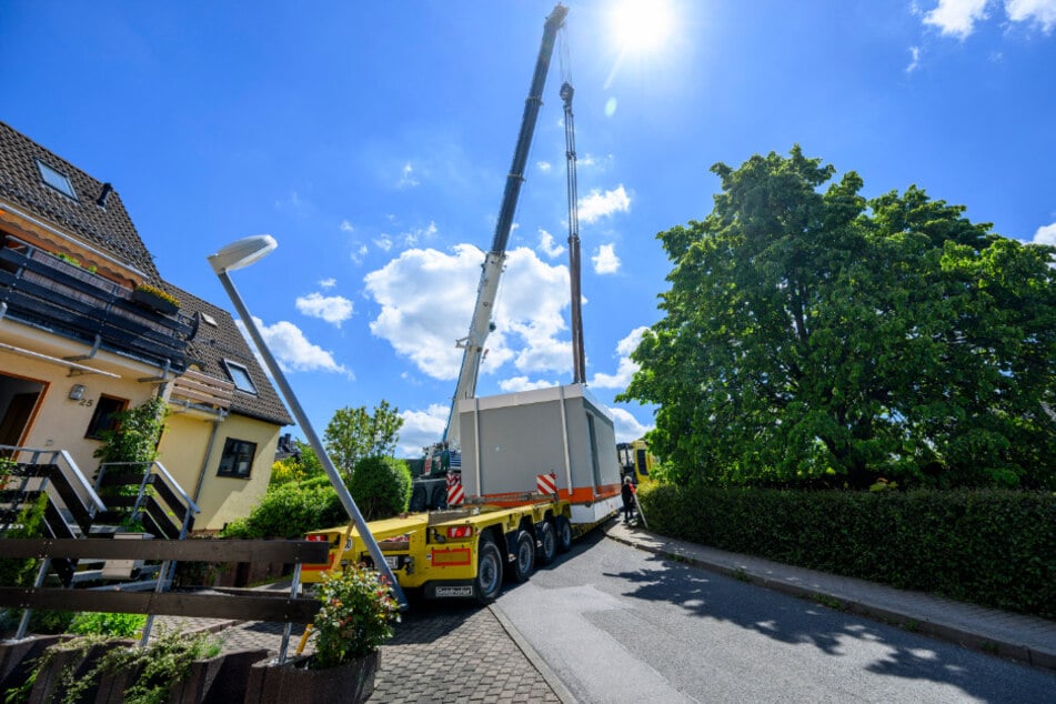 Beim Rangieren geriet auch eine Straßenlaterne in Mitleidenschaft.