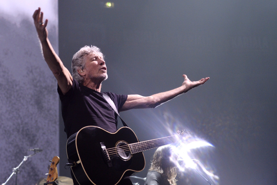 Während seiner Auftritte bedient sich Roger Waters einer Symbolik, die an die nationalsozialistische Herrschaft angelehnt ist.