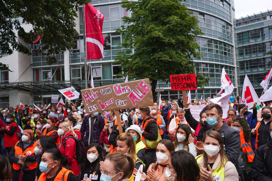 Zahlreiche Pflegekräfte und andere Beschäftigte nehmen an einer Protestkundgebung vor der Vivantes-Zentrale in Berlin-Reinickendorf teil.