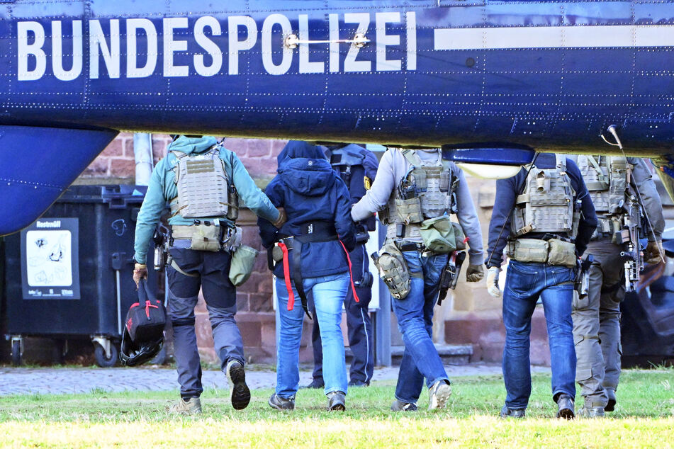 Aus dem Hubschrauber der Bundespolizei ist die Ex-RAF-Terroristin Daniele Klette (65) gestiegen, um einen Gerichtstermin beim BHG wahrzunehmen.