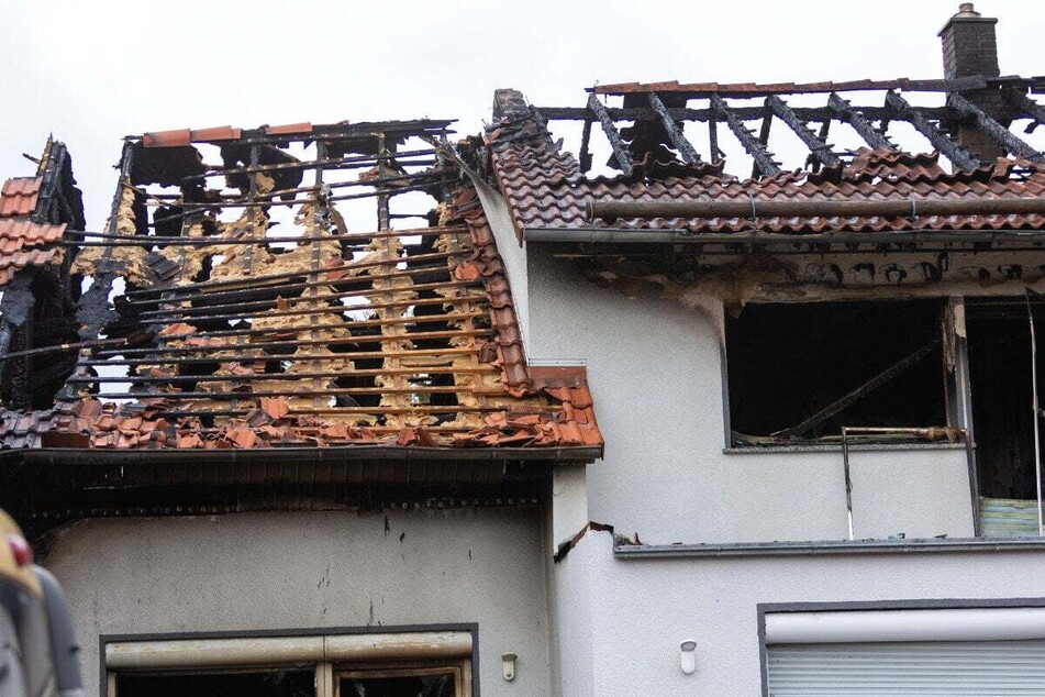 Das Foto zeigt die Brandruine in Wächtersbach - der Eigentümer des Hauses wird dringend verdächtigt, das Feuer gelegt zu haben.