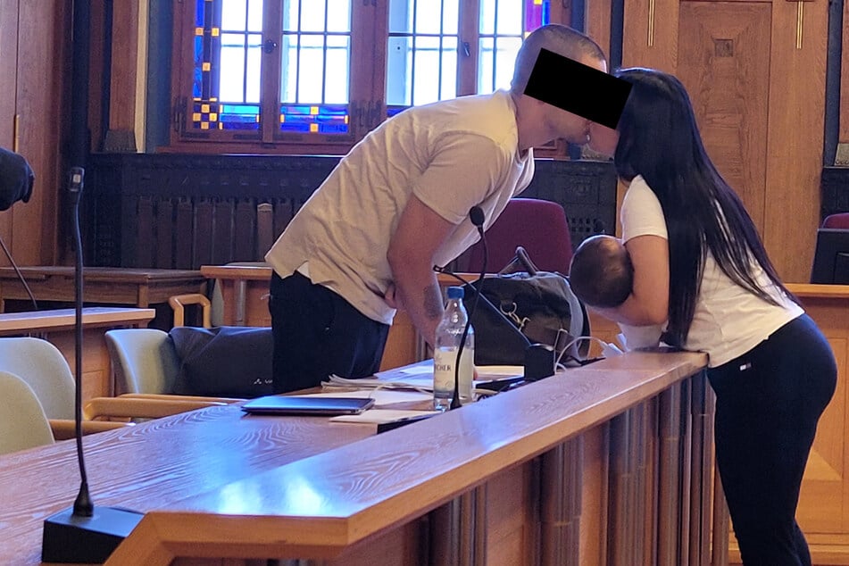 Ein letztes Mal küsst der Angeklagte die Mutter seines Kindes. Er wird die nächsten Jahre wohl im Gefängnis verbringen.