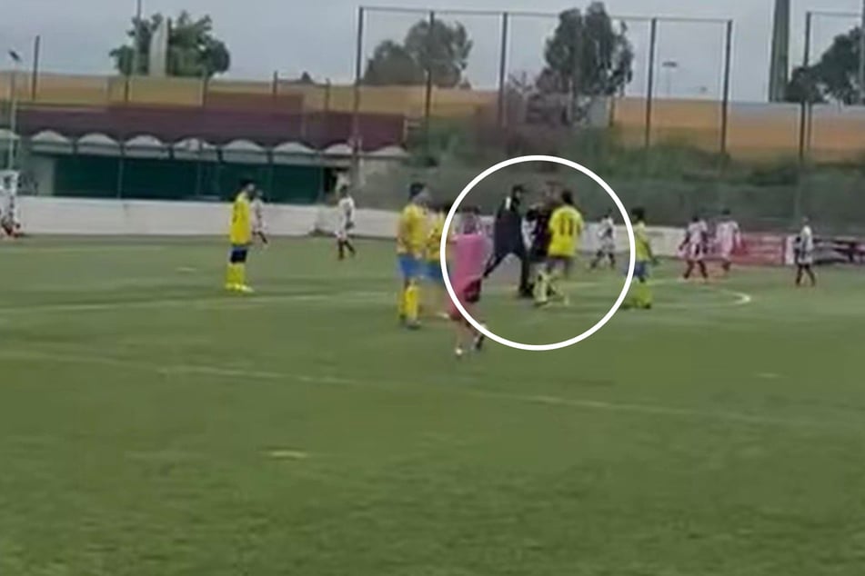 Aufnahmen zeigen den Bobadelense-Trainer beim Kopfstoß.