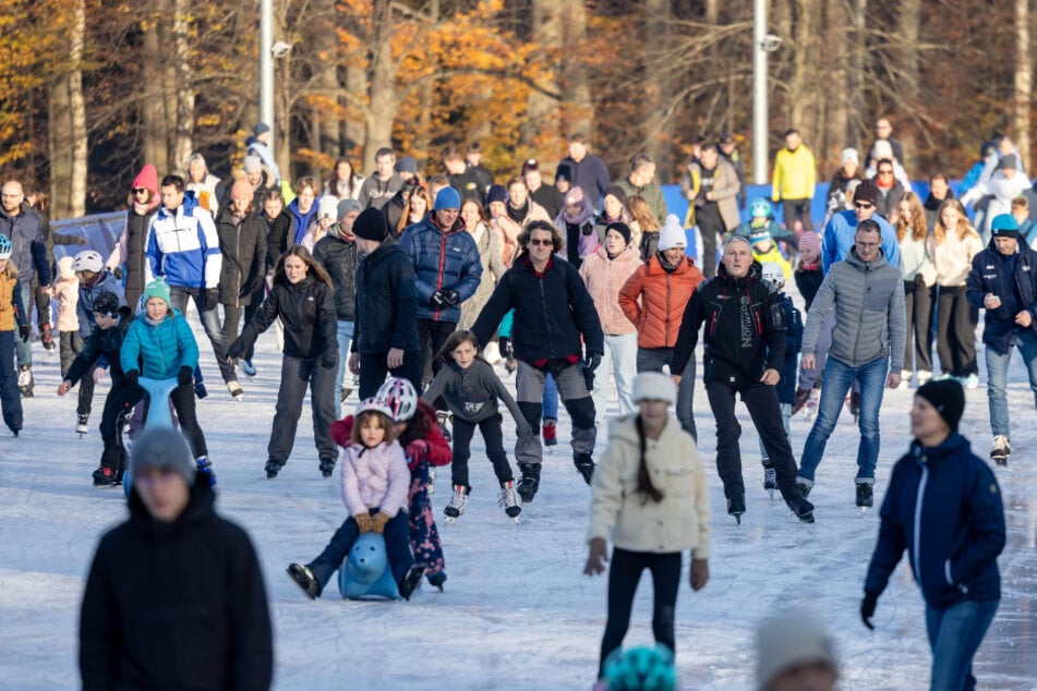 Großes Treiben auf der Eislaufbahn in Chemnitz.