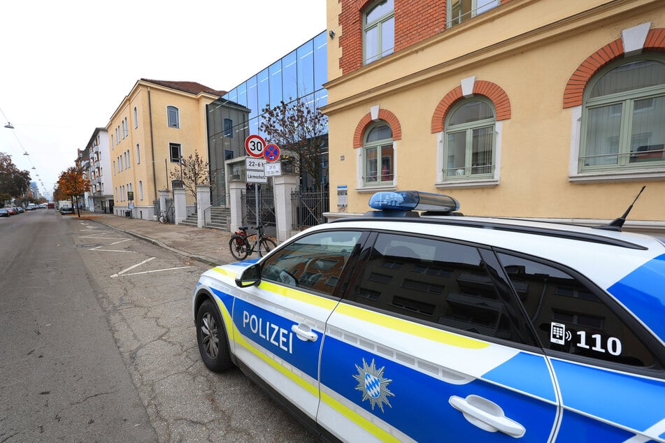 Baby stirbt nach Hausgeburt ohne Arzt: Mutter und Großmutter vor Gericht