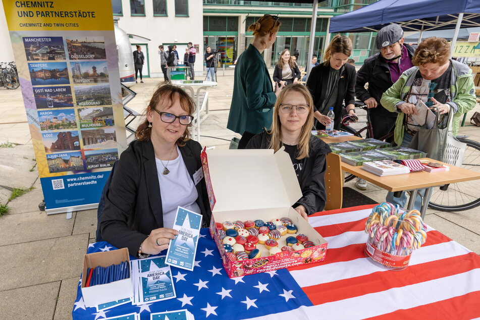 Zum "America Day" vorm Tietz betreuten die Stadtmitarbeiterinnen Corinna Kreher (l.) und Justine Seerig den Stand der Chemnitzer Partnerstädte.