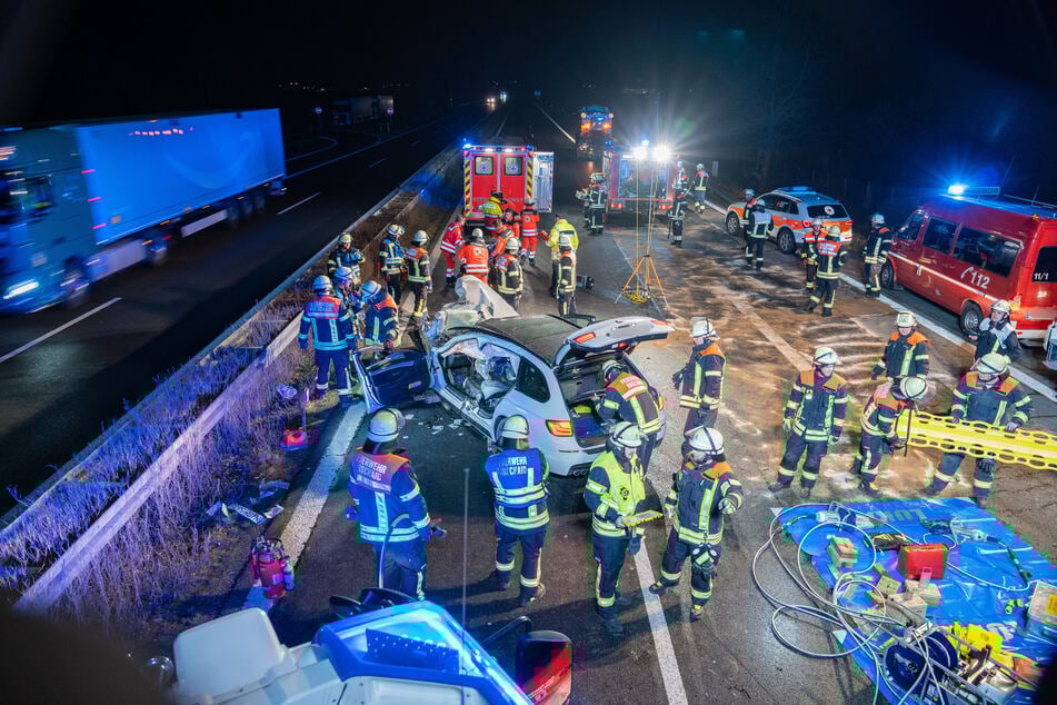 Eine Vielzahl an Einsatzkräften half vor Ort an der Unfallstelle mit.