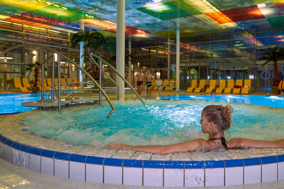 Wohlfühlmomente im Albert Bad mit Sprudelbänken und warmem Wasser genießen.