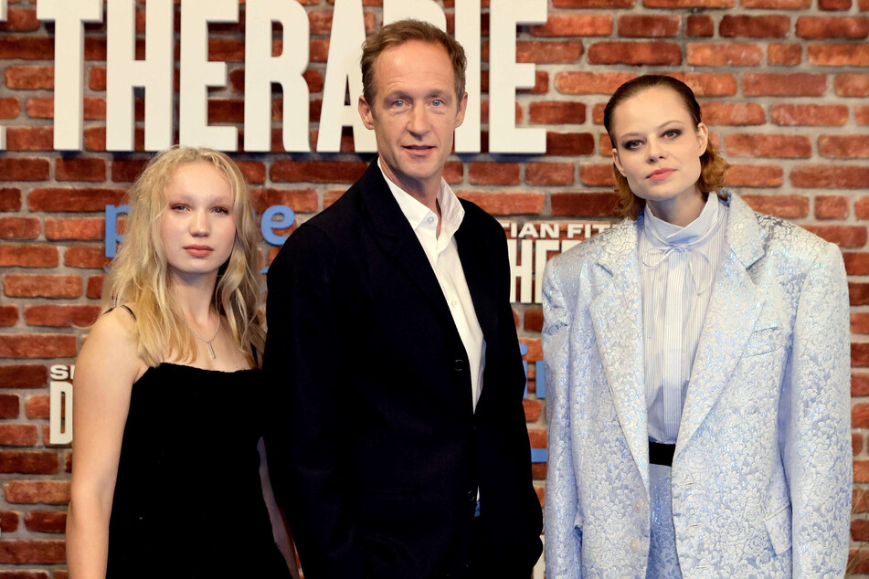 Helena Zengel (15, v.l.), Stephan Kampwirth (56) und Emma Bading (25) spielen die Hauptrollen in "Die Therapie".