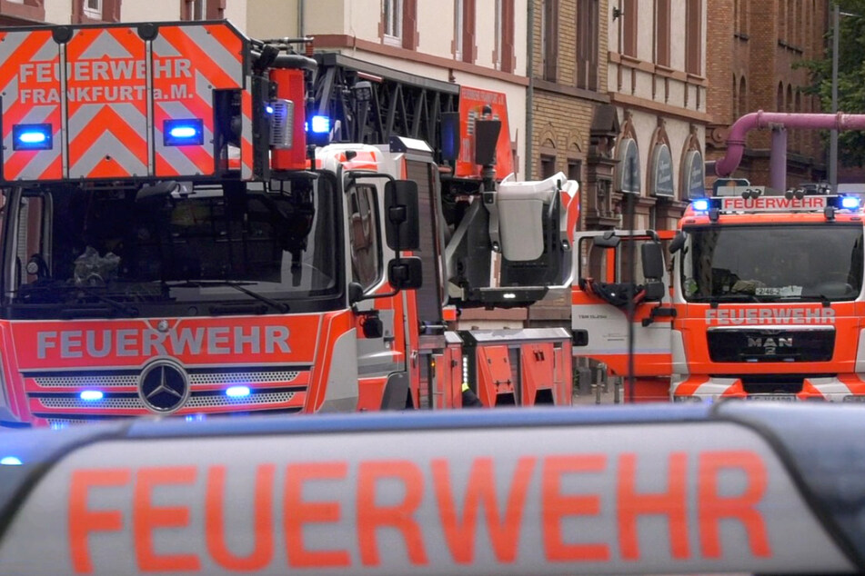 Frankfurt: Wohnhaus-Brand: Polizist greift beherzt ein und rettet mehr als zehn Menschen