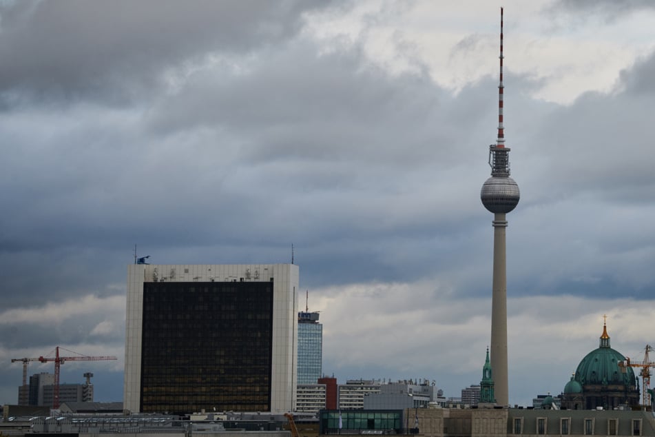 Ein schweres Grau hat sich in diesen Tagen über Berlin gelegt.