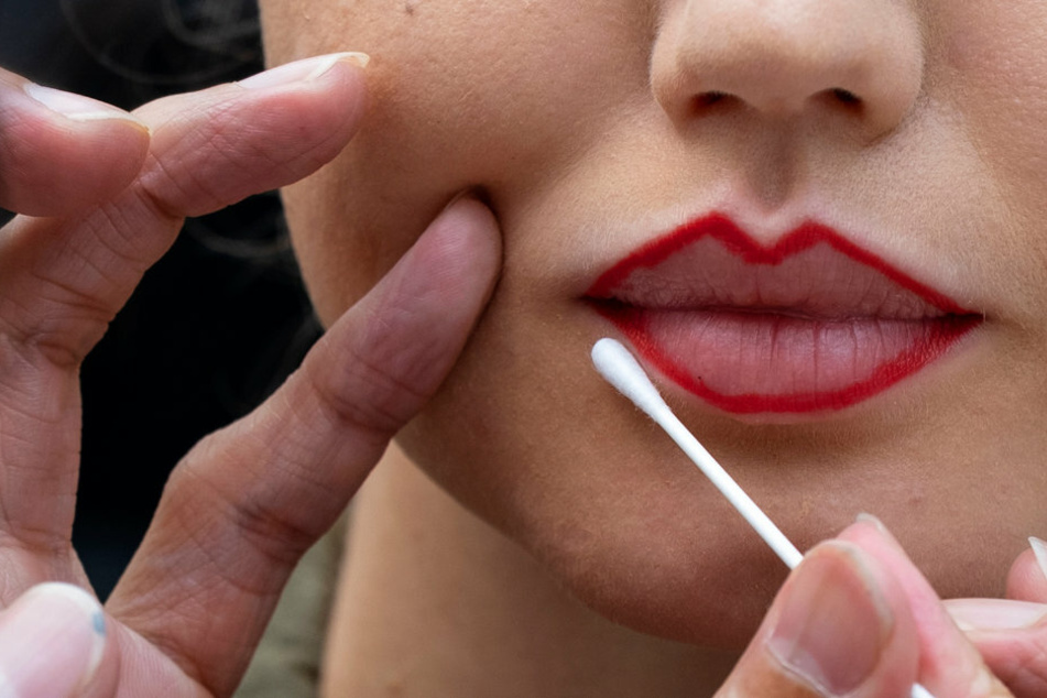 Aufgespritzte Lippen einer Frau explodieren alle paar Monate