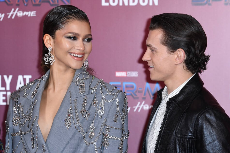 Zendaya (l.) and Tom Holland will be spending Christmas in the US with the Euphoria star's family.