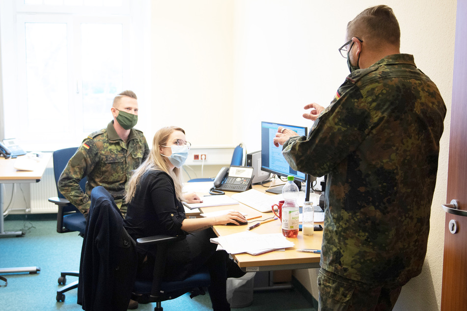 Soldaten der Bundeswehr helfen in einer Außenstelle des Gesundheitsamtes Bautzen bei der Kontaktnachverfolgung.