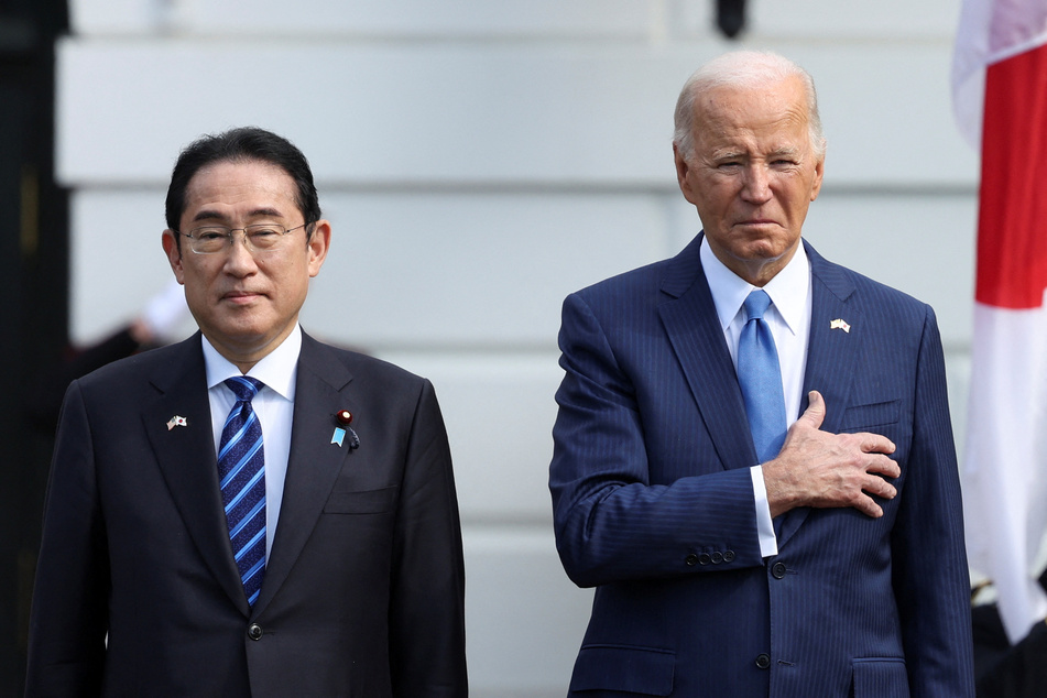President Joe Biden (r.) and Japanese Prime Minister Fumio Kishida take part in an official White House State Arrival ceremony on the South Lawn.