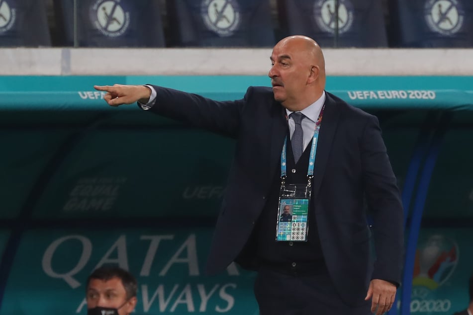 Stanislaw Tschertschessow kassierte mit Russland eine 0:3-Auftaktpleite.