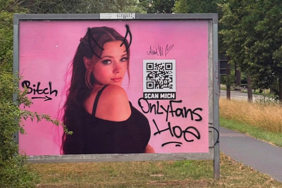 Eines der Plakate ist inzwischen schon "verziert" worden.