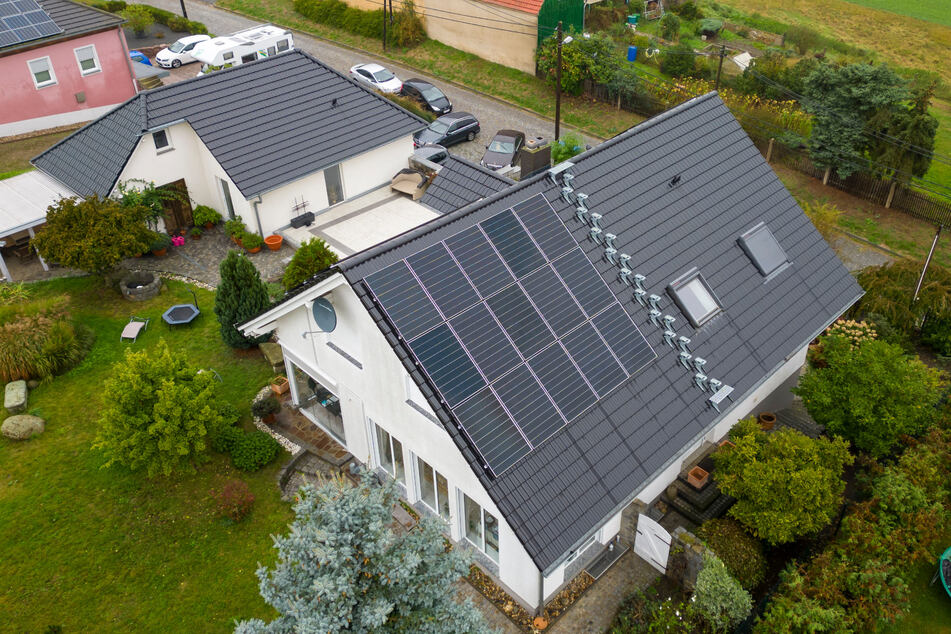 Auf dem Haus in Strehla (bei Riesa) sind 32 Solarpanels angebracht, doch die gesamte Anlage samt Speicher dahinter fehlen.