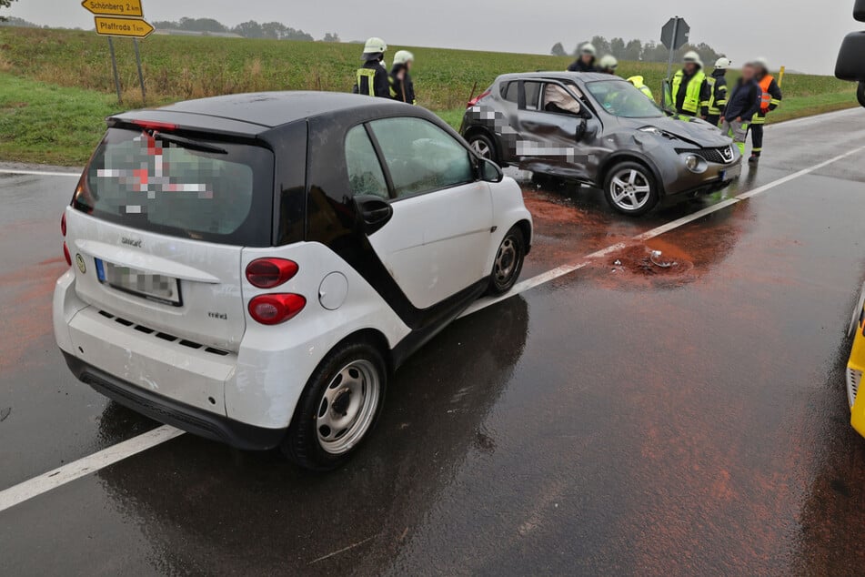 Vollsperrung nach Kreuzungs-Crash: Smart und Nissan krachen zusammen