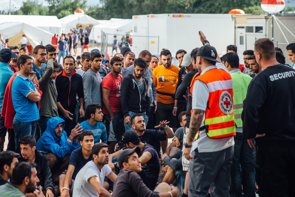 Mehr als eine Million Menschen kamen als Flüchtlinge, Migranten und Schutzsuchende 2015/2016 nach Deutschland. Eiligst wurden damals Aufnahmelager und Unterkünfte errichtet.