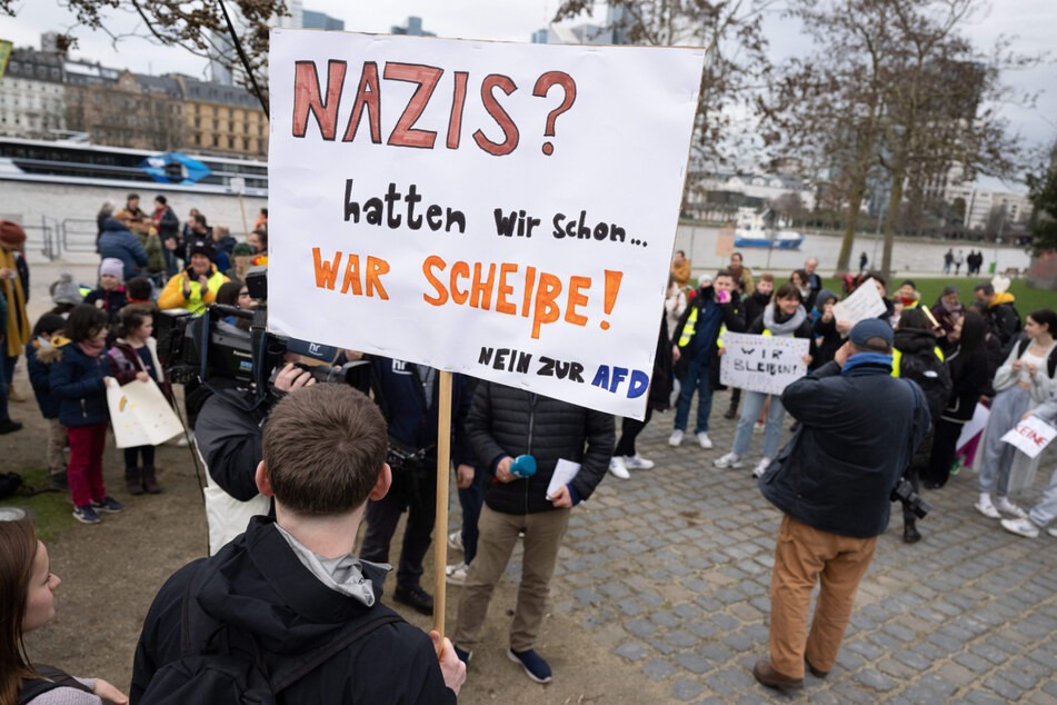 Auch gegen die AfD wurde am Frankfurter Mainufer explizit demonstriert.