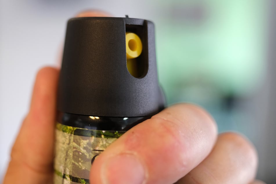Das Pfefferspray sorgte für Augenreizungen bei dem 20-Jährigen und bei mehreren Polizisten. Rettungskräfte kümmerten sich um die Verletzten. (Symbolfoto)