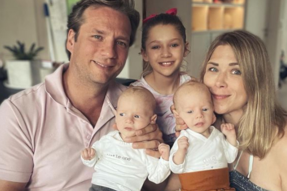 Ex-AWZ-Star Tanja Szewczenko teilt erstes Familienfoto mit Zwillingen, Fans haben eine Frage