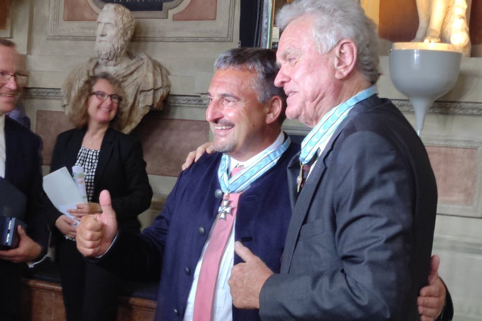 Schulterschluss der Preisgewinner: Der dreifache Olympiasieger Georg Hackl (57, l.) und Torwartlegende Sepp Maier (80) wurden in München geehrt.