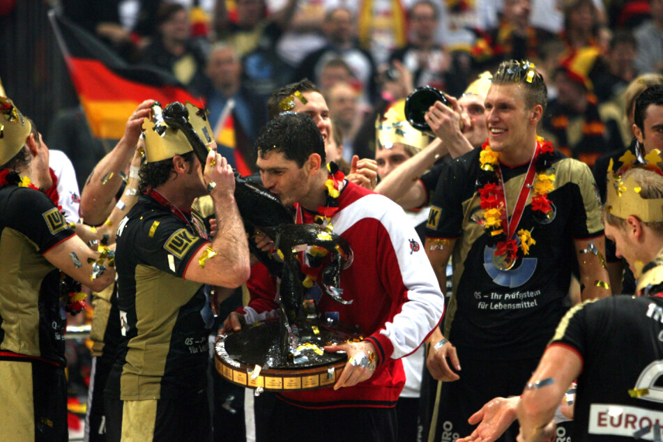 2007 gelang dem DHB-Team um Henning Fritz (heute 49, M.) der sensationelle WM-Coup im eigenen Land. Nach dem Sieg über Polen küsste der Keeper den Pokal. (Archivfoto)