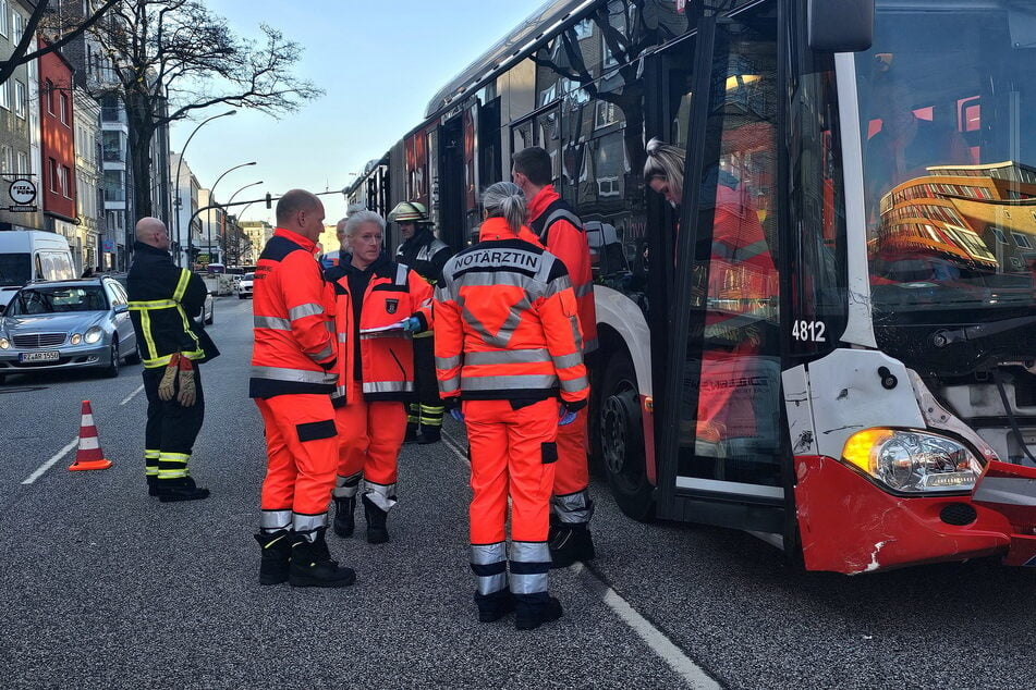 Sieben Fahrgäste des Linienbusses wurden durch den Aufprall leicht verletzt.