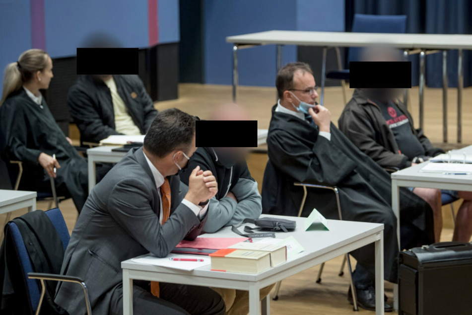 Drei der sechs Angeklagten beim Prozessauftakt im Amtsgericht Chemnitz. (Archivbild)