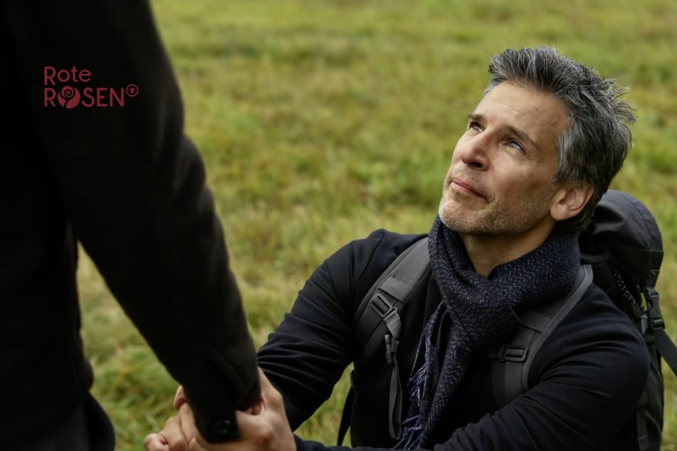 Rote Rosen: Überraschender Heiratsantrag bei "Rote Rosen": Richard geht vor dieser Person auf die Knie