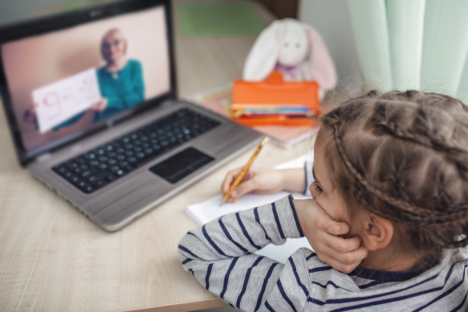 Seit Monaten müssen die meisten Schüler den Schulunterricht zu Hause erleben. Das ging besonders aus technischen Gründen oftmals nicht optimal vonstatten. (Symbolbild)
