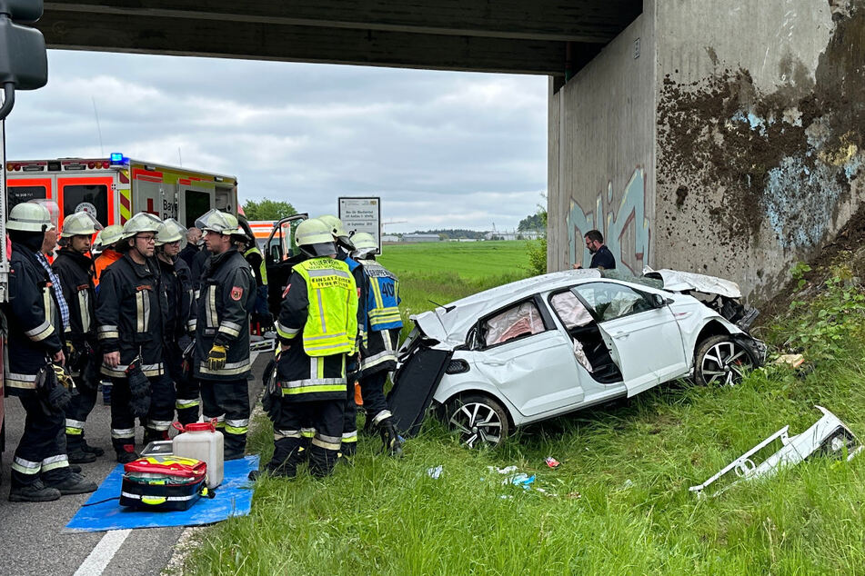 Auto kracht gegen Brücke: Schwerverletzter wird mit Hubschrauber in Klinik gebracht