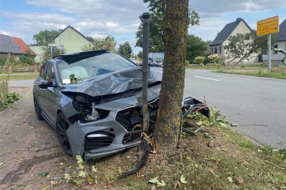 Das Auto wurde bei dem Crash schwer beschädigt.