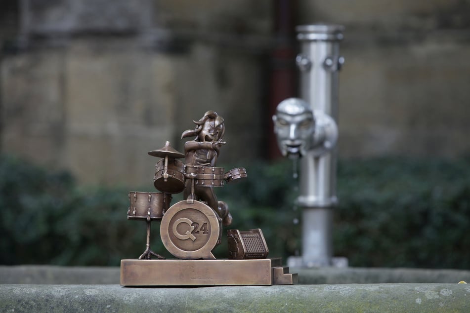 Die neue Rockstar-Pine sitzt direkt auf dem Brunnen-Rand.