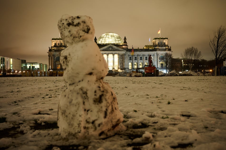 Schneemänner vor dem Berliner Reichstag? Das dürfte in den kommenden Tagen wieder möglich sein.