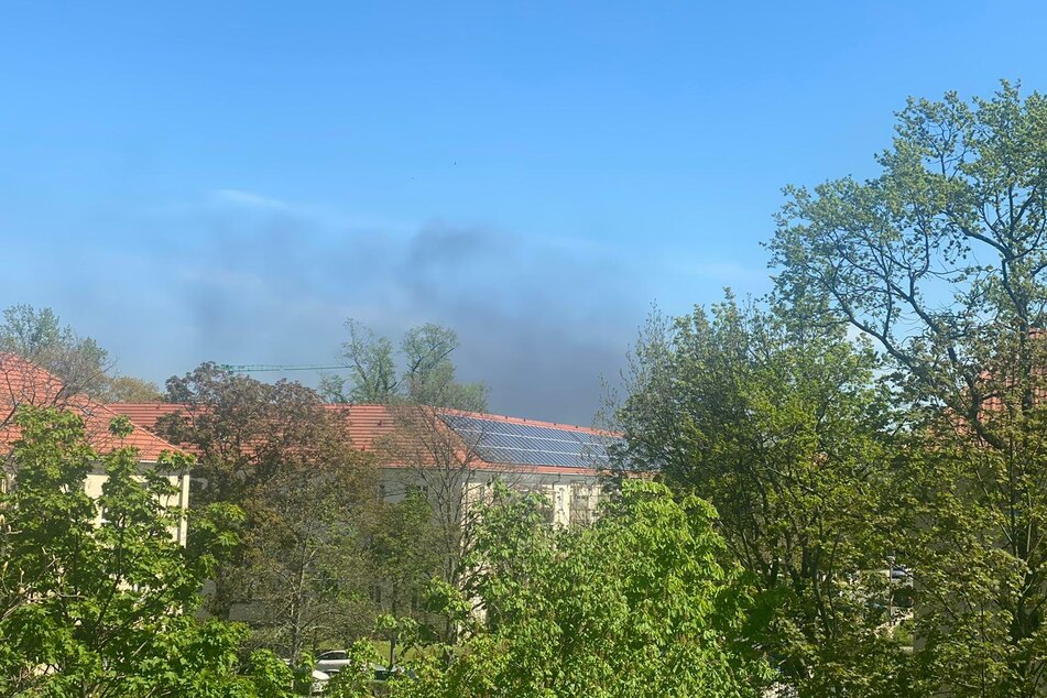 Die dunkle Rauchwolke ist weithin sichtbar - auch hier vom Hauptbahnhof aus.
