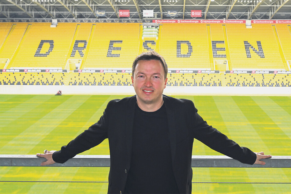 Stadionchef Ronald Tscherning sieht trotz des vielen Wassers keine Probleme auf den Rasen des Rudolf-Harbig-Stadions zukommen.