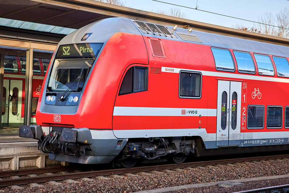 Polizeieinsatz in S-Bahn: Fahrgast rastet bei Ticketkontrolle völlig aus