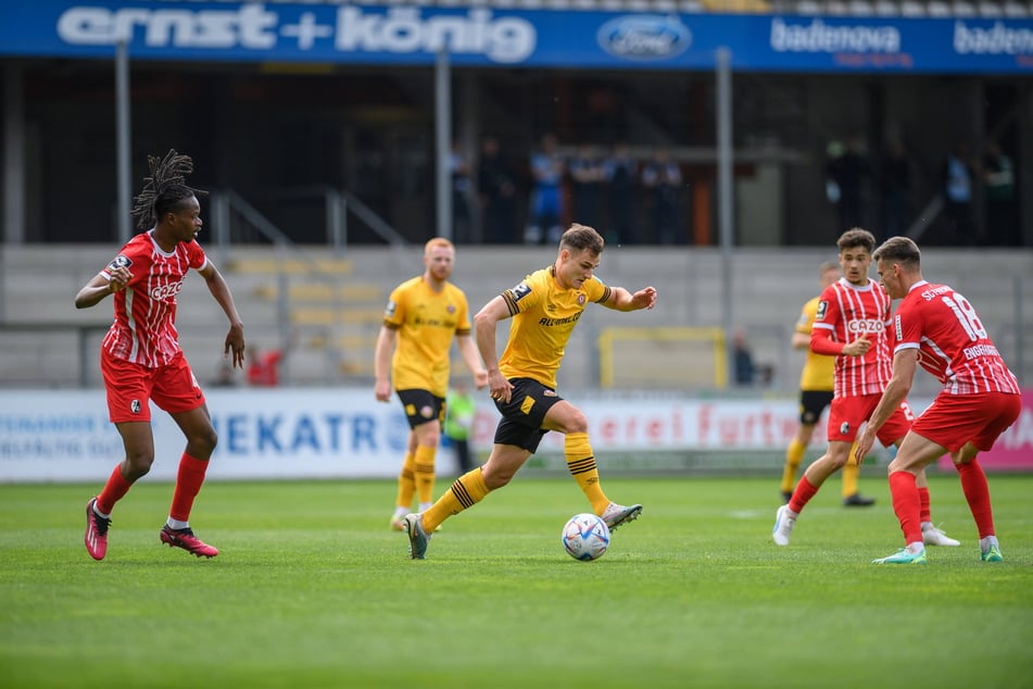 Im Vorjahr um die Zeit bestach Jakob Lemmer (M.) noch mit seiner Schnelligkeit und seinen Dribblings - wie hier am 29. April 2023 beim 1:1 in Freiburg.