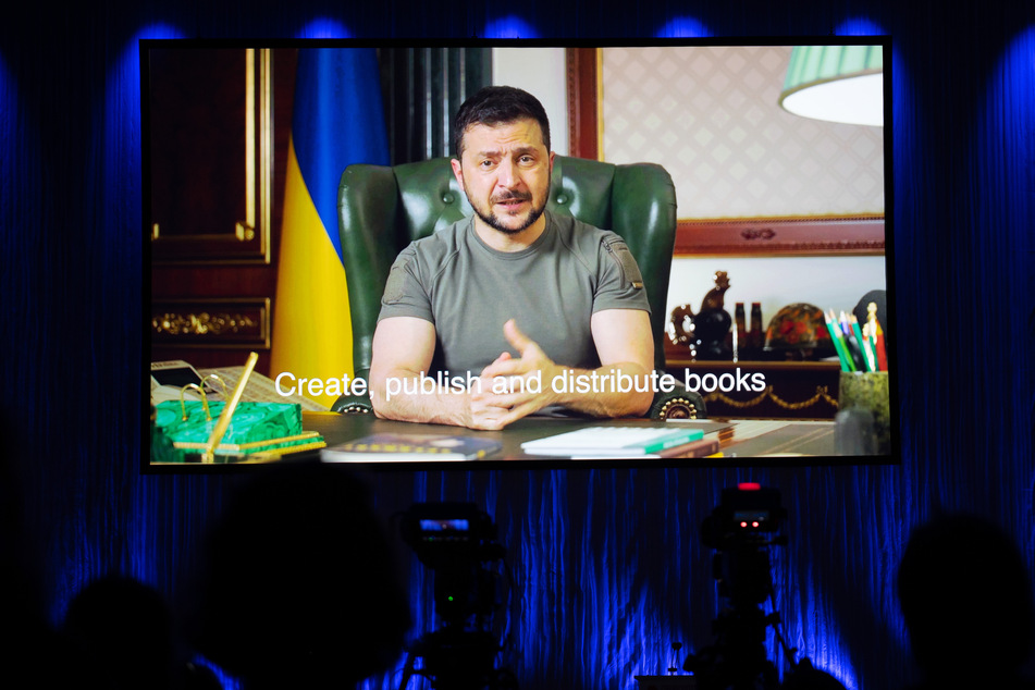 Eine aufgezeichnete Rede von Wolodymyr Selenskyj (44), Präsident der Ukraine, wird während der Frankfurter Buchmesse auf einem Bildschirm gezeigt.