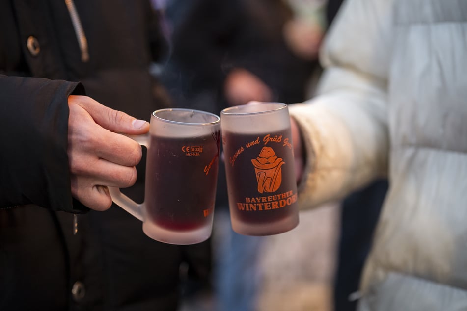 Nach dem Singen kann mit Glühwein und Kinderpunsch angestoßen werden. (Symbolbild)