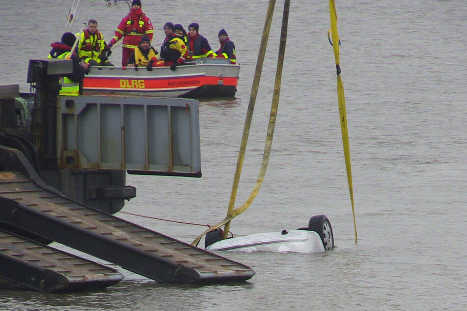 Ein Auto wird mit einem Bagger aus der Weser gezogen. (Symbolbild)