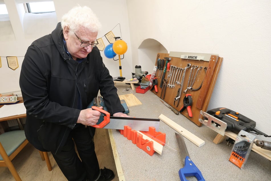 Werkzeugmacher Lothar Rümpel (73) freut sich schon darauf, mit anderen Senioren in der neuen Holzwerkstatt zu werkeln.
