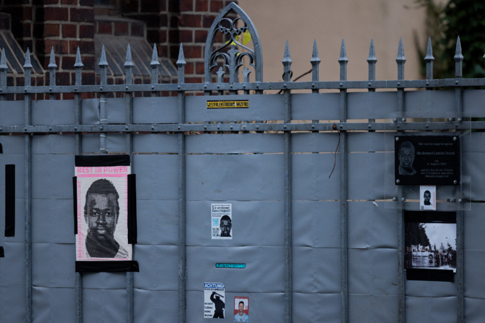 An einem Zaun nahe dem Tatort haben Freunde und Bekannte zahlreiche Fotos des Verstorbenen aufgehängt.