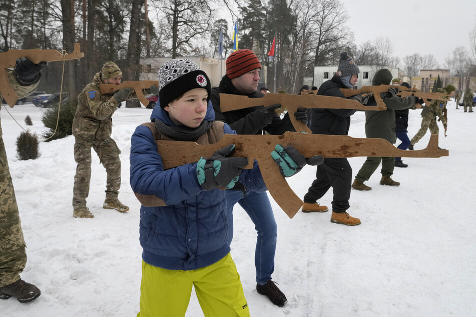 Sicherer Umgang mit der Waffe: Für viele russische Kinder steht dieses "Fach" von nun an auf dem Stundenplan. Archivbild