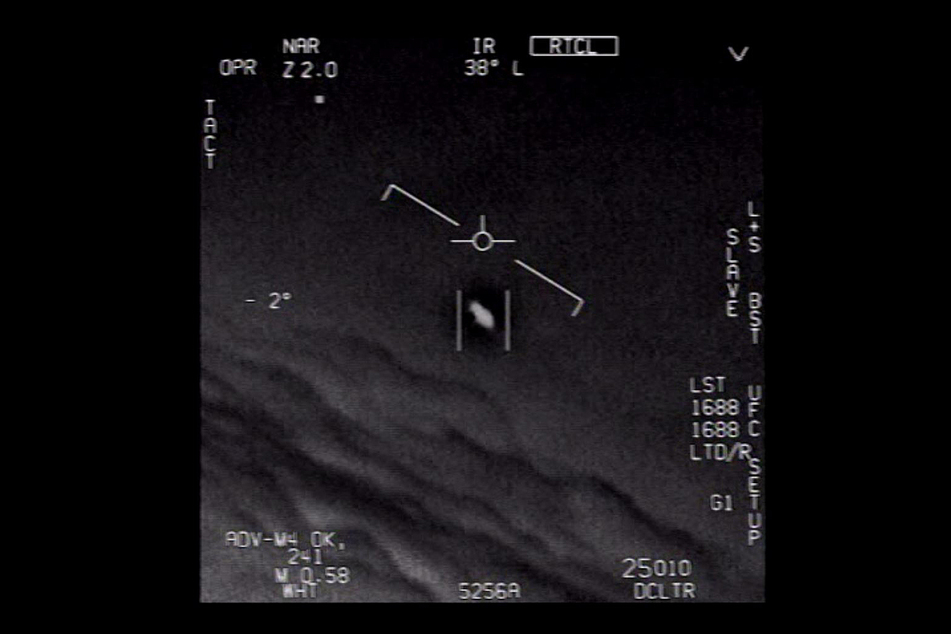 Das Standbild eines vom US-Verteidigungsministerium veröffentlichten Videos zeigt ein unidentifiziertes Flugobjekt, das von Piloten der US-Marine gesichtet wurde.